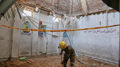 The roof of a school collapses in Pakistan (Photo LaPresse)