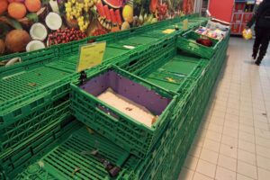 The truck protest leaves fuel stations dry and supermarkets empty, but it’s only the beginning: what’s happening