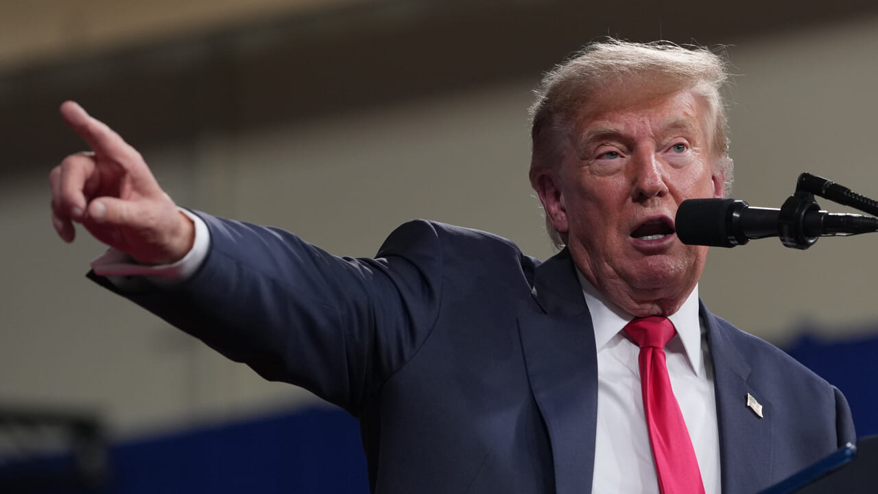 Trump and the protests in Europe: "They are people who hate Italy. Macron is destroying France"