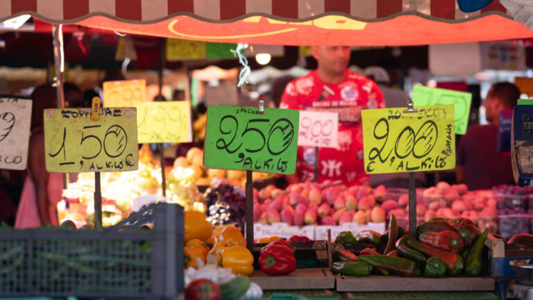 When it is best to buy fruit and vegetables: the secret day to save