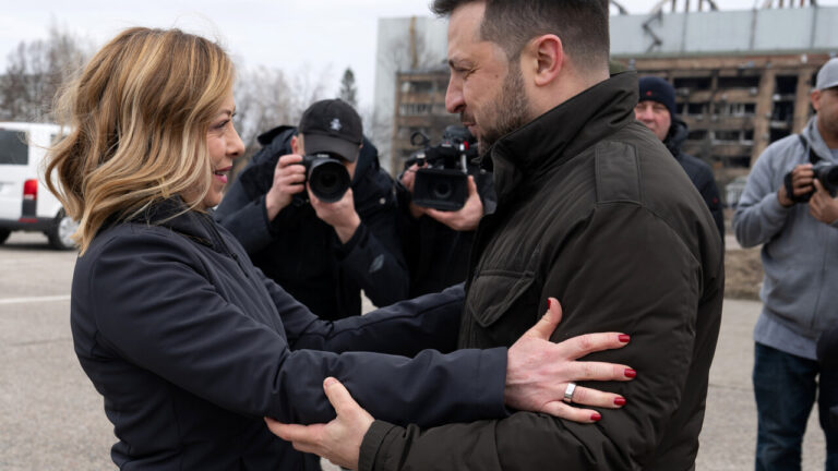 Zelensky crowns Meloni: "Excellent report", then the alarm: "Italy is also a target of Russia's hybrid war"